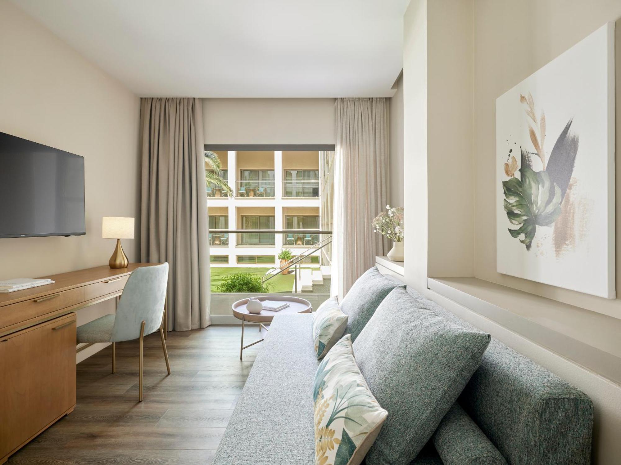 Family Room with Garden View